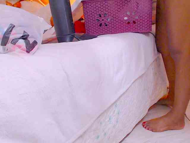 NiaPratt webcam