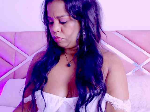 NiaPratt webcam