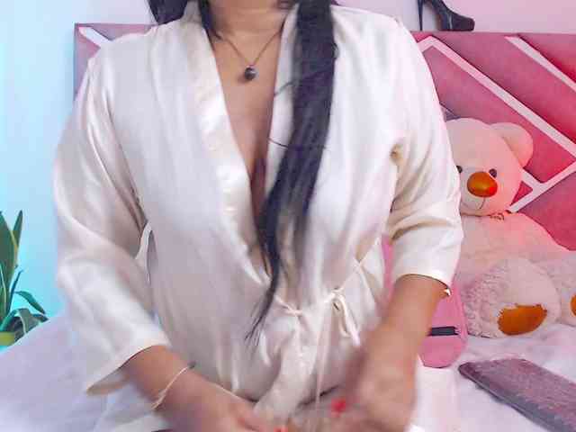 NiaPratt webcam