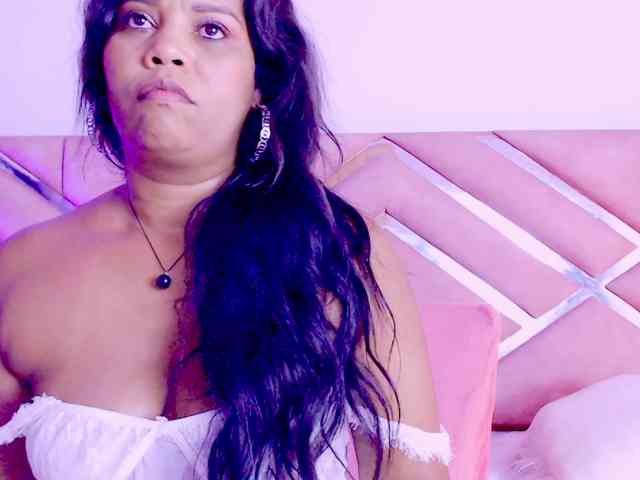 NiaPratt webcam
