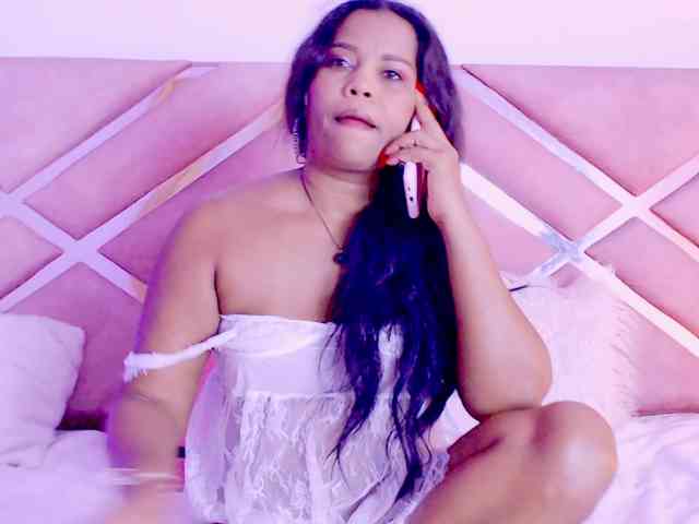 NiaPratt webcam
