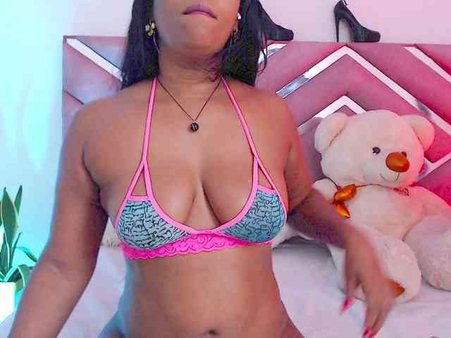 NiaPratt webcam