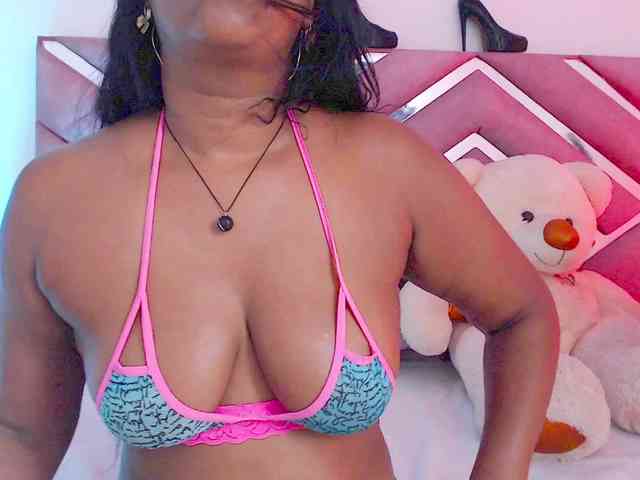 NiaPratt webcam