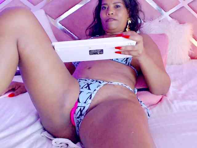 NiaPratt webcam