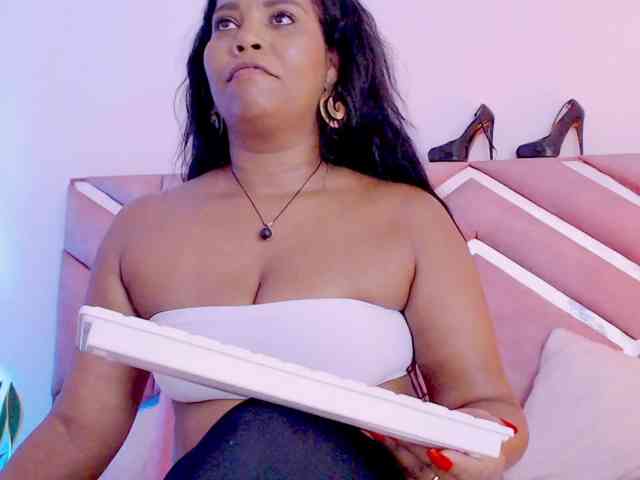 NiaPratt webcam