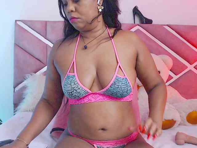 NiaPratt webcam