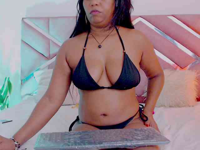 NiaPratt webcam