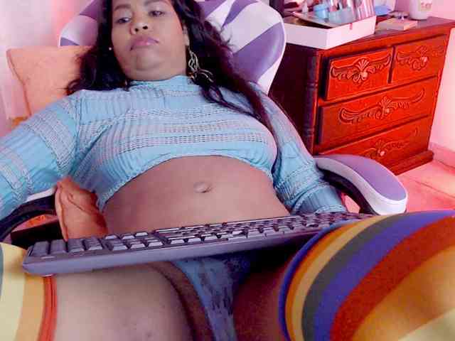 NiaPratt webcam