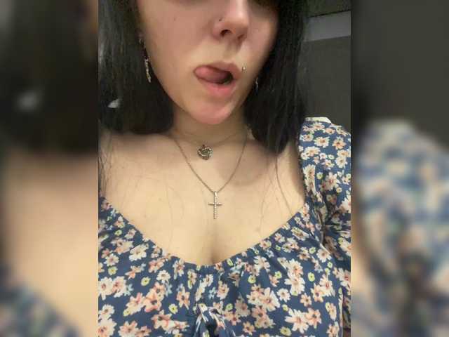 Fifine's BongaCams show and profile