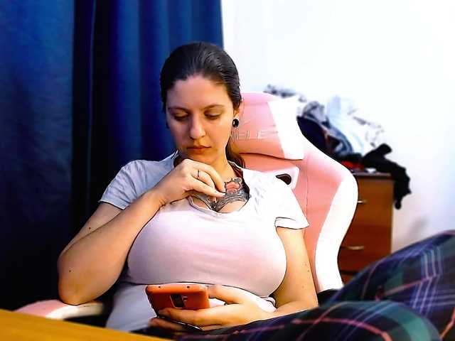 ann-mikele from BongaCams