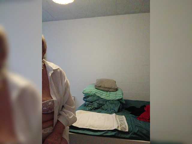 SweetCherry00's BongaCams show and profile