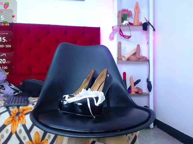 louise-nails Live Webcam on BongaCams
