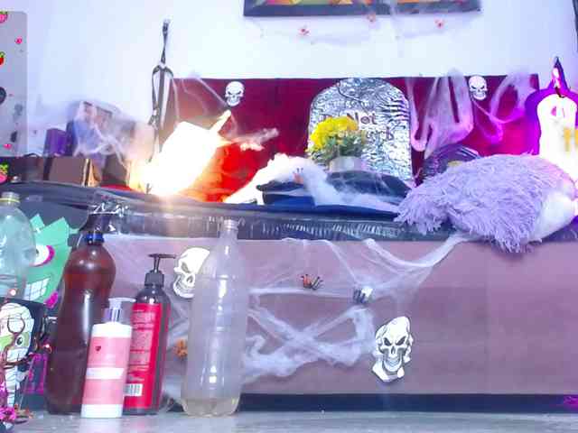 louise-nails Live Webcam on BongaCams
