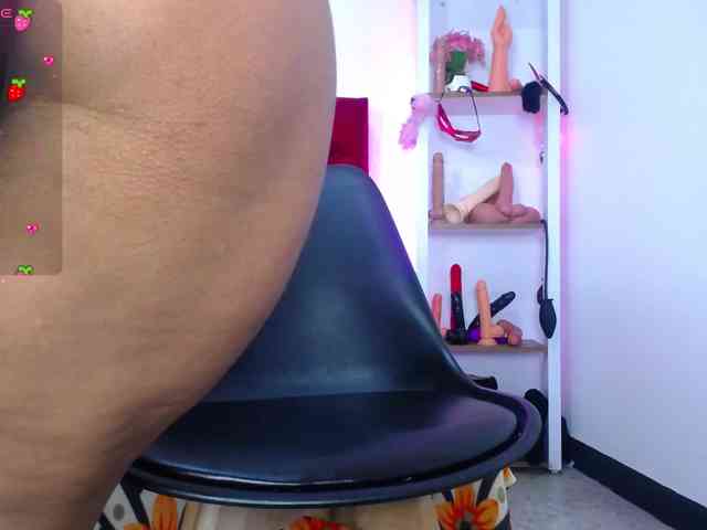 louise-nails Live Webcam on BongaCams