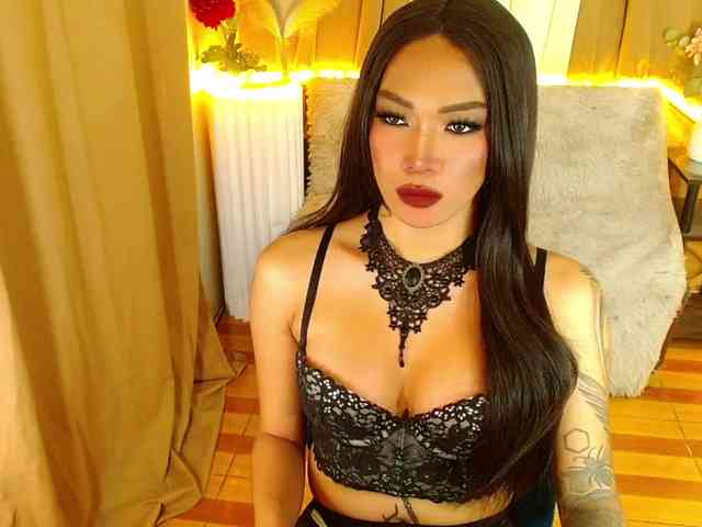 xqueenyunis Live Webcam on {site_name}