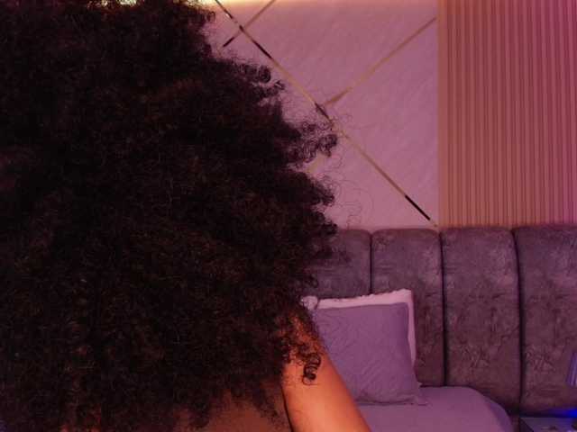le modèle naia-blesed est en webcam porno dans un show sur le site bongacams, il possède les tags suivants: Ebony,Brunette,Shaved