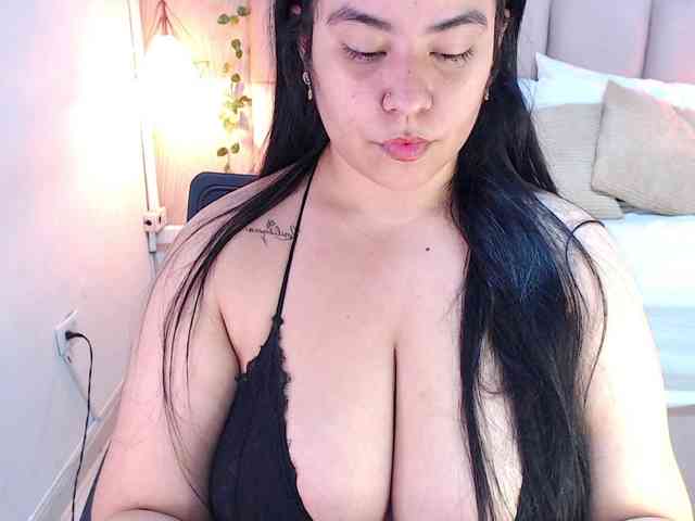 ALEXXA-CURVY webcam