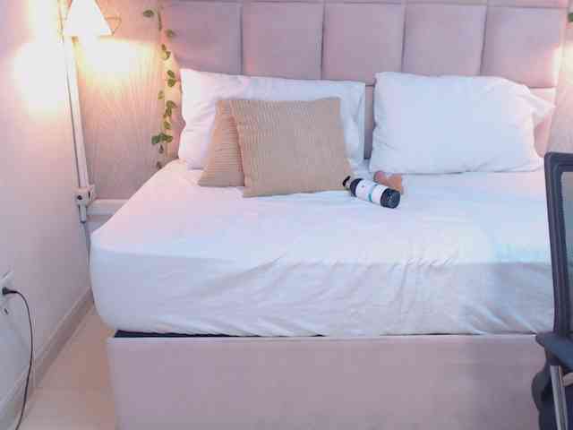 ALEXXA-CURVY webcam