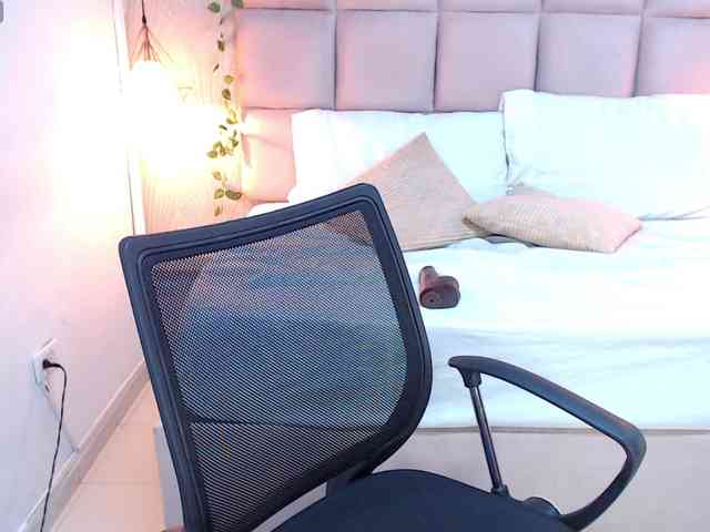 ALEXXA-CURVY webcam