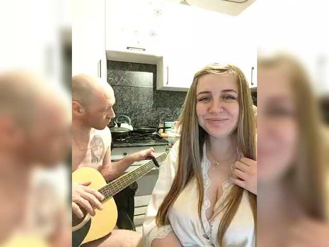 le modèle Innokentiy449 est en webcam porno dans un show sur le site bongacams, il possède les tags suivants: White/Caucasian,Blonde,Hairy