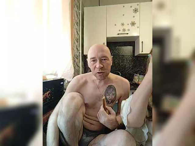 le modèle Innokentiy449 est en webcam porno dans un show sur le site bongacams, il possède les tags suivants: White/Caucasian,Blonde,Hairy