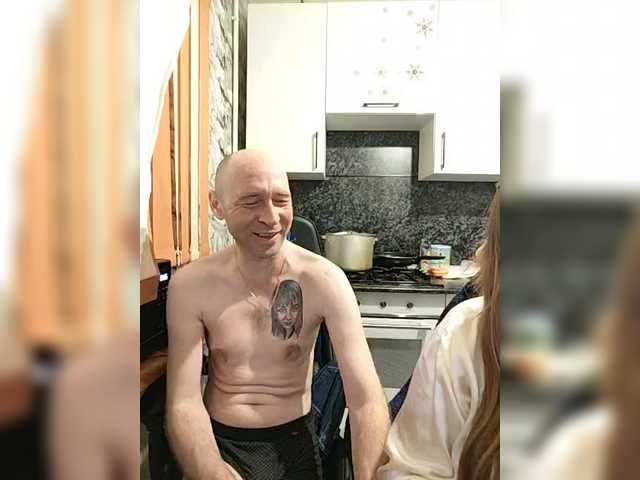 le modèle Innokentiy449 est en webcam porno dans un show sur le site bongacams, il possède les tags suivants: White/Caucasian,Blonde,Hairy