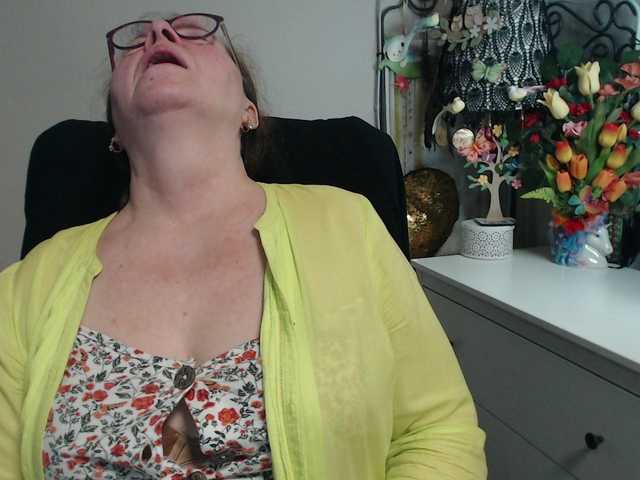 flirty-adele's BongaCams show and profile