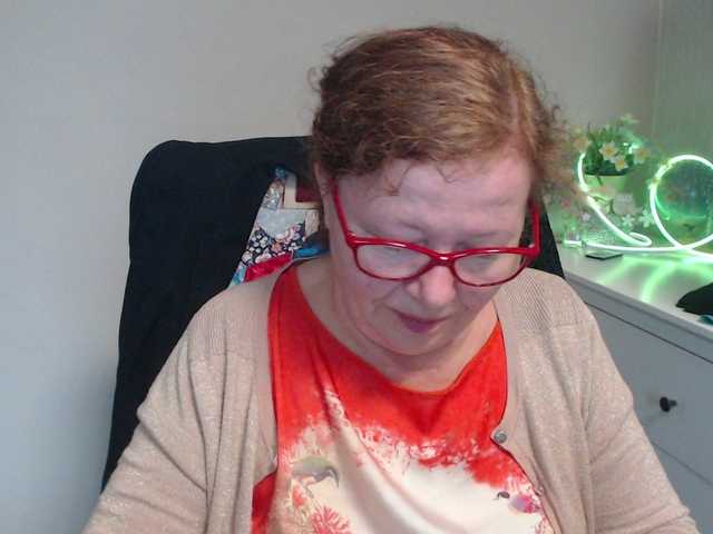 flirty-adele webcam bongacams model stream image