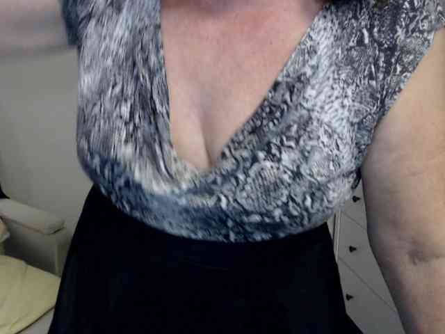 flirty-adele webcam