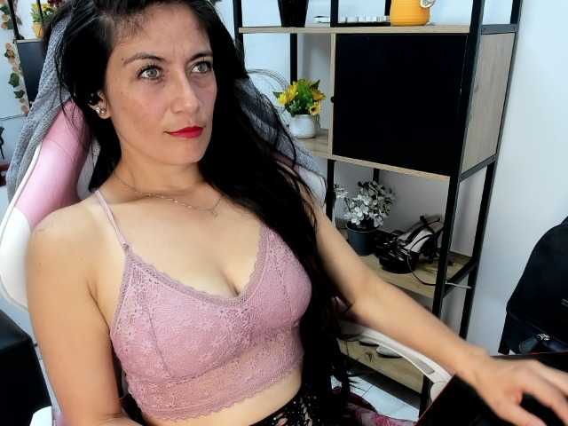 sara-squirtt's BongaCams show and profile