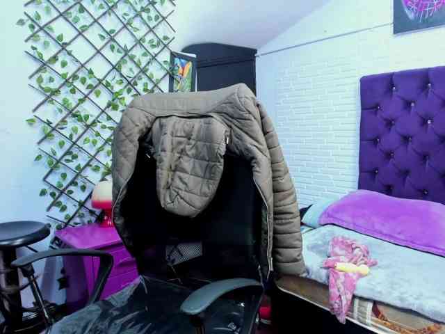 sara-squirtt webcam