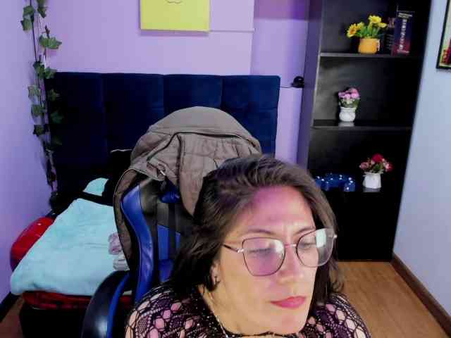 sara-squirtt webcam