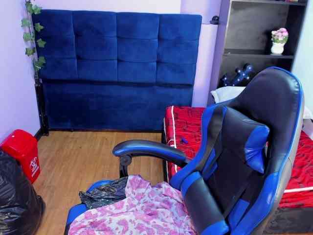 sara-squirtt webcam