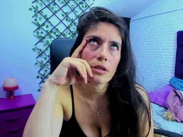 sara-squirtt webcam