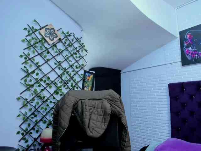 sara-squirtt webcam