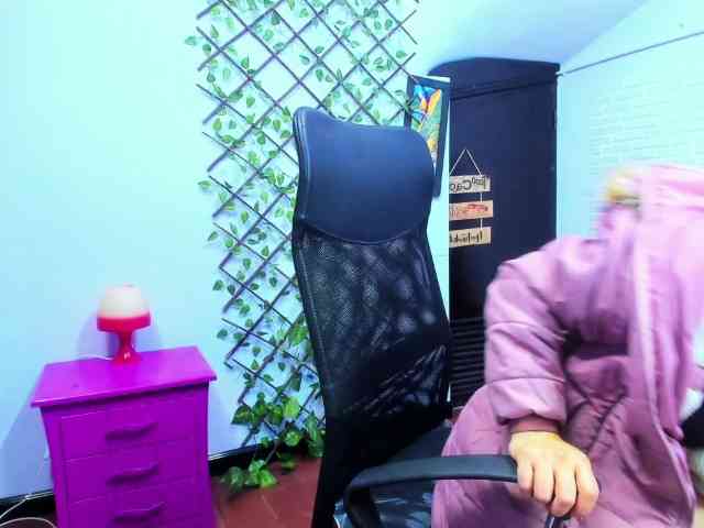 sara-squirtt webcam