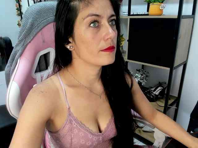 sara-squirtt webcam