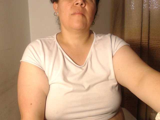 le modèle agathamiller est en webcam porno dans un show sur le site bongacams, il possède les tags suivants: Latino/Hispanic,Brunette,Hairy