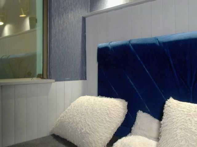 emilyqueen3xx's BongaCams show and profile