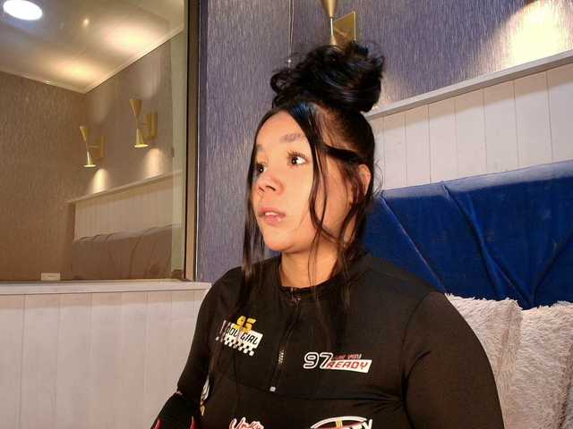 emilyqueen3xx's BongaCams show and profile