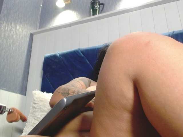 emilyqueen3xx's BongaCams show and profile