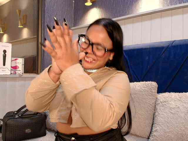 EmilyQueen3xx webcam