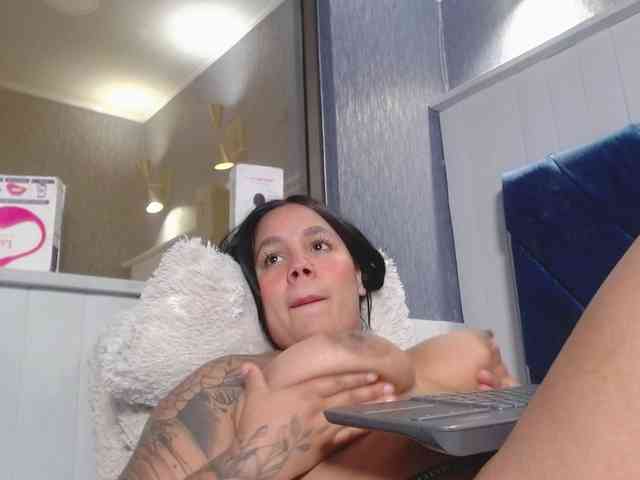 EmilyQueen3xx webcam