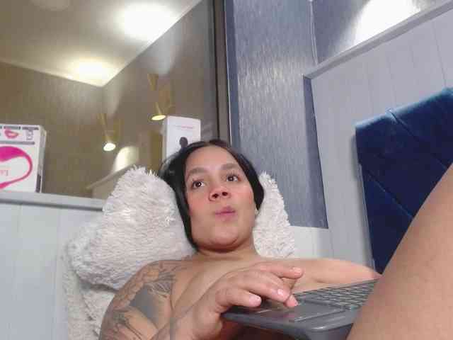 EmilyQueen3xx webcam