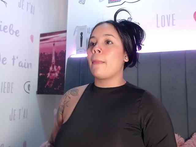EmilyQueen3xx webcam