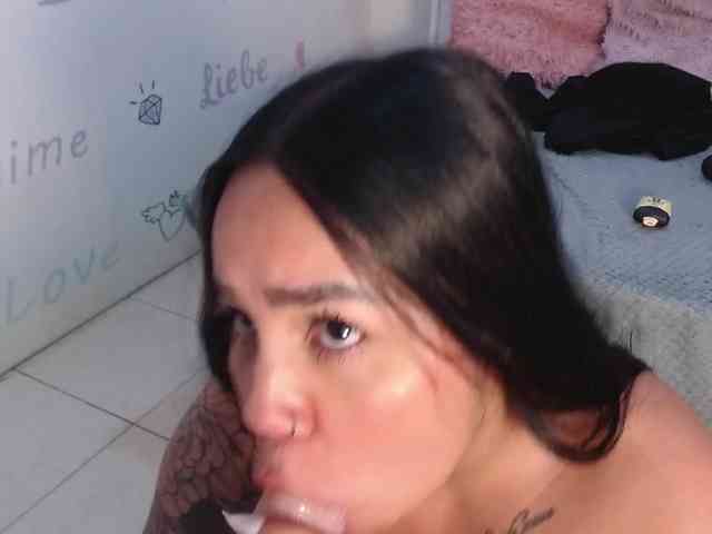 EmilyQueen3xx webcam
