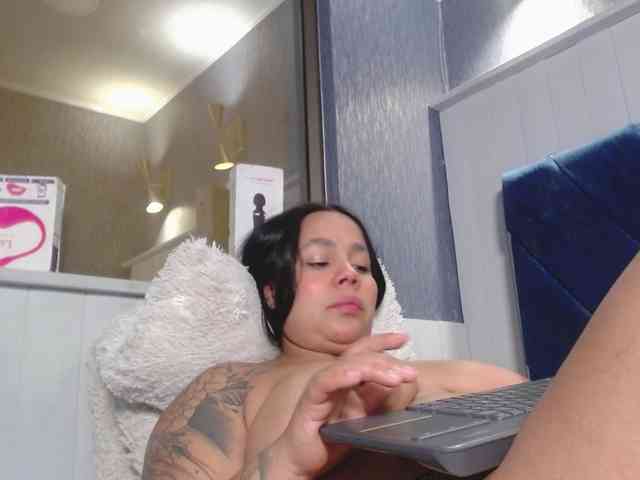 EmilyQueen3xx webcam