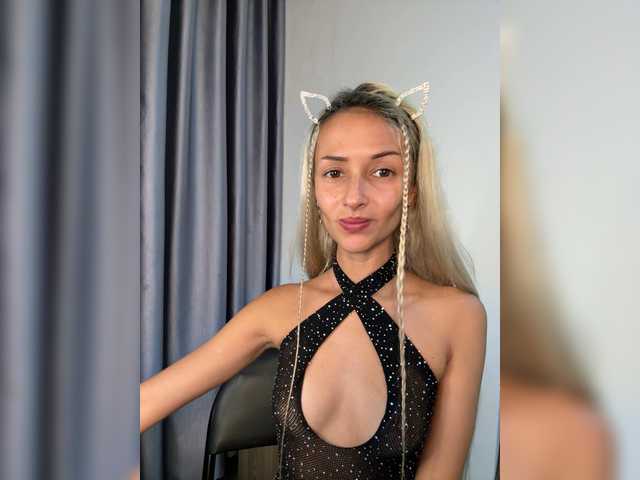 KiraWhite's BongaCams show and profile
