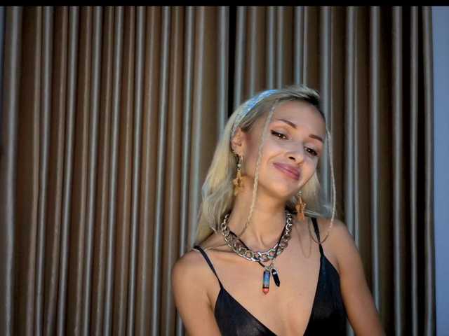 KiraWhite's BongaCams show and profile