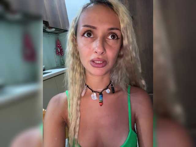 KiraWhite's BongaCams show and profile